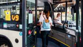Una mujer accede a un bus de la red de TMB / TMB