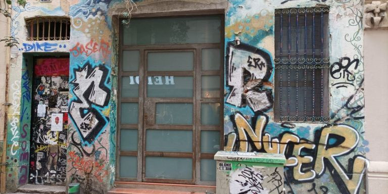 Una pared llena de grafitis en la calle de Astúries, en Gràcia / JXCAT
