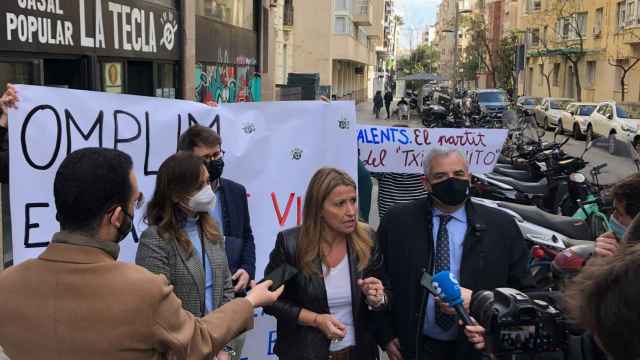 Un momento de la rueda de prensa en la calle de Madrazo con una pancarta okupa detrás / VALENTS