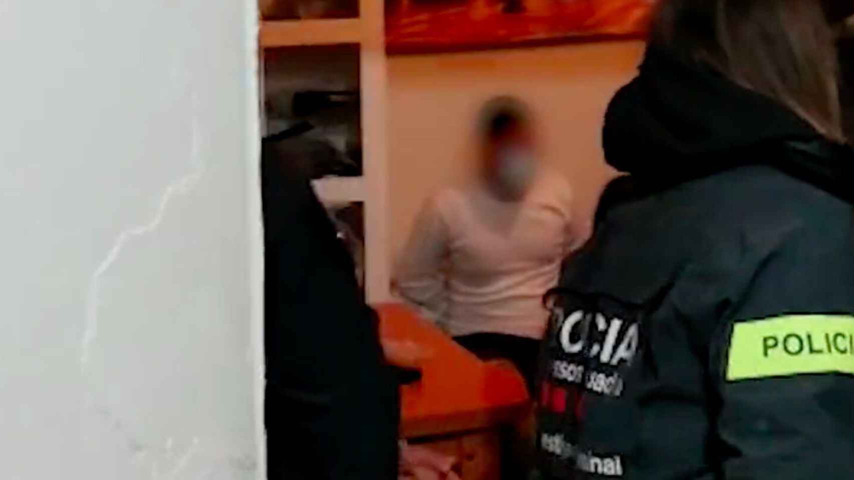 Uno de los detenidos en la operación contra una banda de ladrones de viviendas en l'Hospitalet y Cornellà / MOSSOS D'ESQUADRA