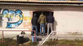 Tres de los ocho hombres que viven okupando el viejo campo de la Damm en Porta / GUILLEM ANDRÉS