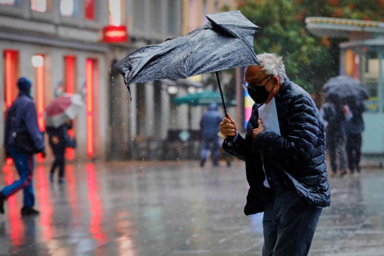 Un hombre pasea bajo la lluvia en la capital catalana / EUROPA PRESS
