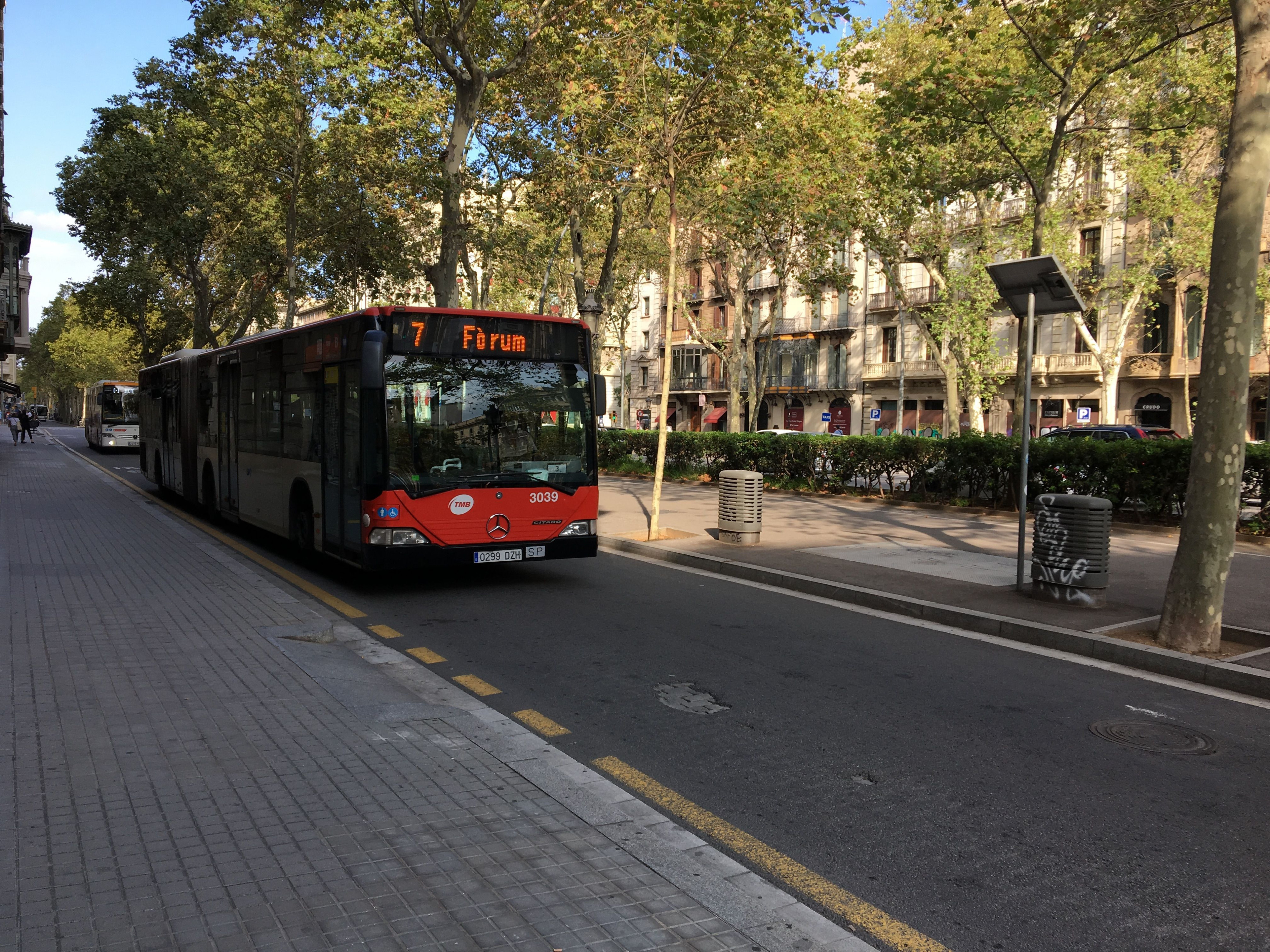 Un autobús circulando por la Gran Via de Barcelona / RP