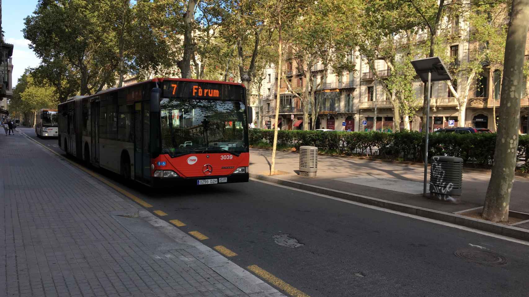 Un autobús circula por la Gran Via de Barcelona / RP