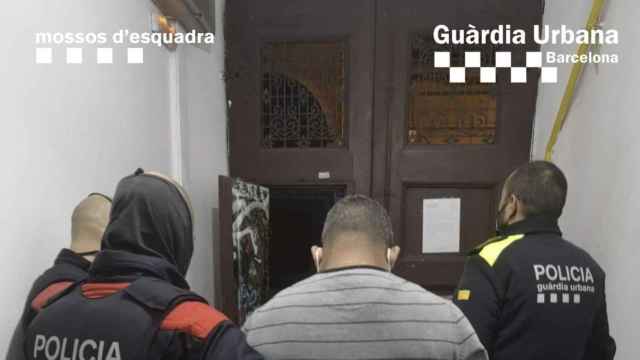 Redada en Barcelona por parte de la Guardia Urbana y los Mossos / MOSSOS D'ESQUADRA