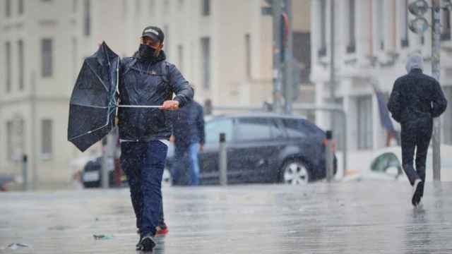 Un hombre se pasea bajo la lluvia / EUROPA PRESS