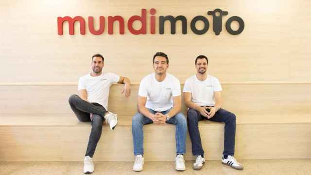 Los fundadores de Mundimoto, Alberto Fossas y Josep Talavera, junta al director de Operaciones, Alex Lopera. - MUNDIMOTO