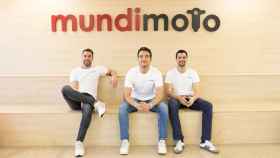 Los fundadores de Mundimoto, Alberto Fossas y Josep Talavera, junta al director de Operaciones, Alex Lopera. - MUNDIMOTO