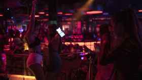 Un grupo de jóvenes baila en un local de ocio nocturno en Barcelona / EUROPA PRESS