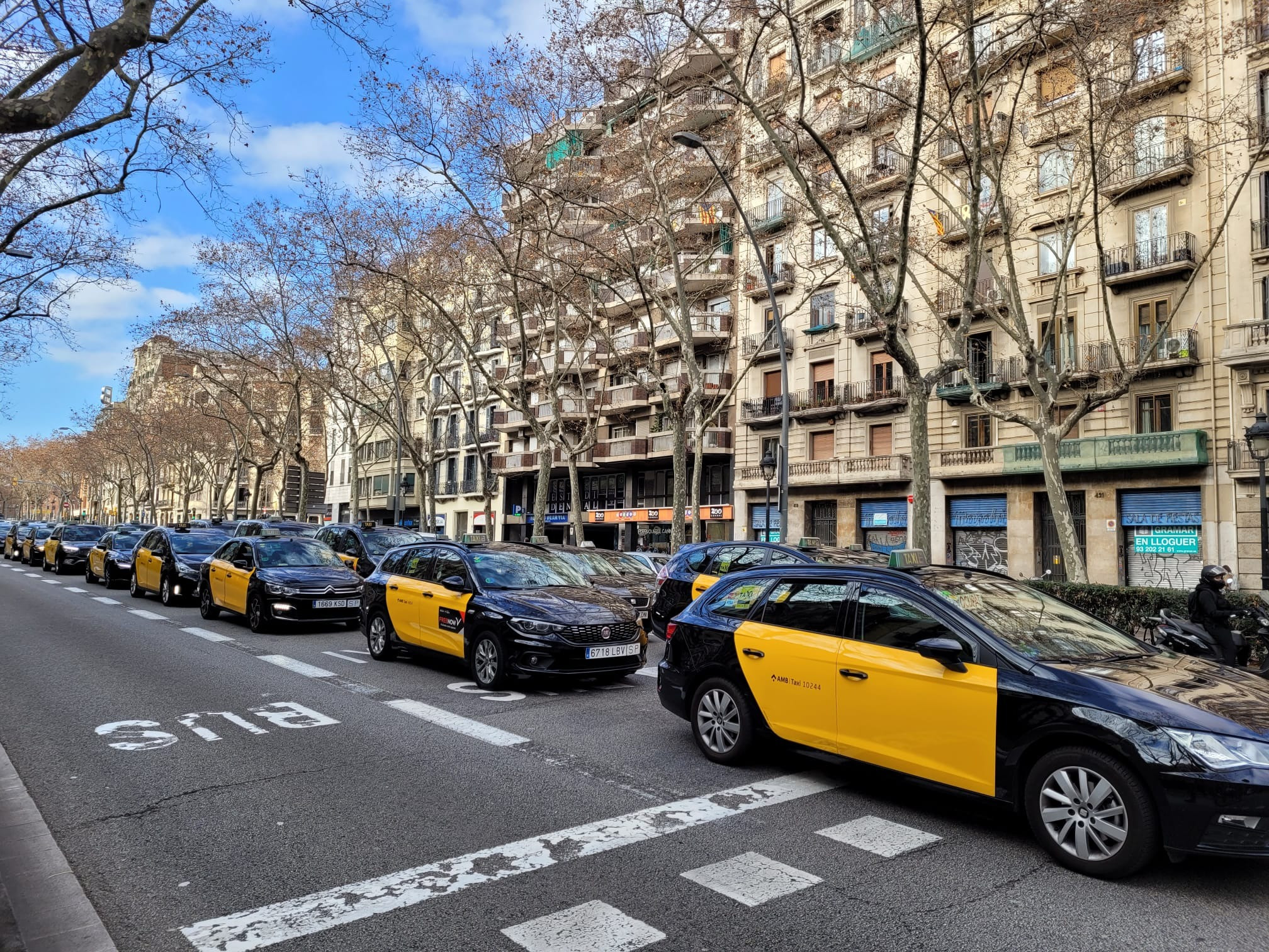 Centenar de taxis colapsando la Gran Via de Barcelona contra los VTC / METRÓPOLI