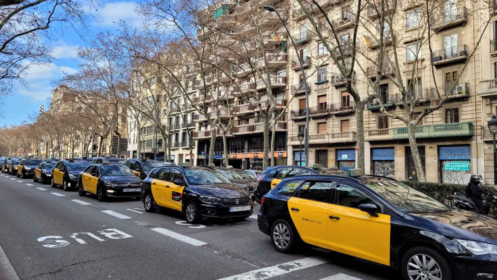 Centenar de taxis colapsando la Gran Via de Barcelona contra Uber / METRÓPOLI