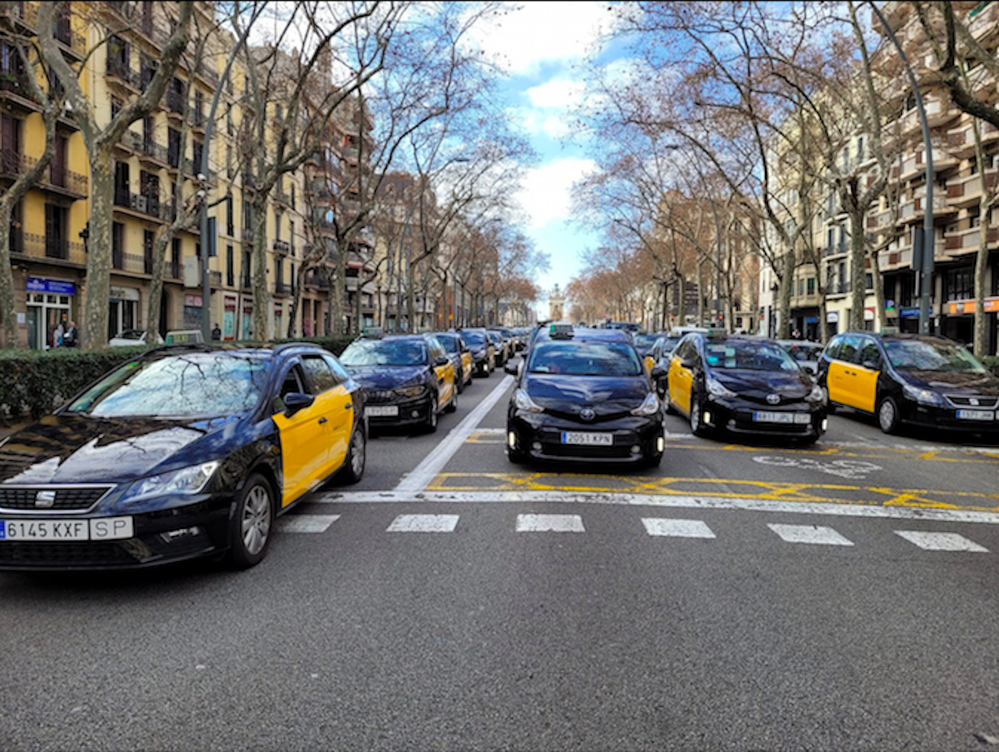 Taxistas colapsando la Gran Via de Barcelona en protesta contra Uber / METRÓPOLI