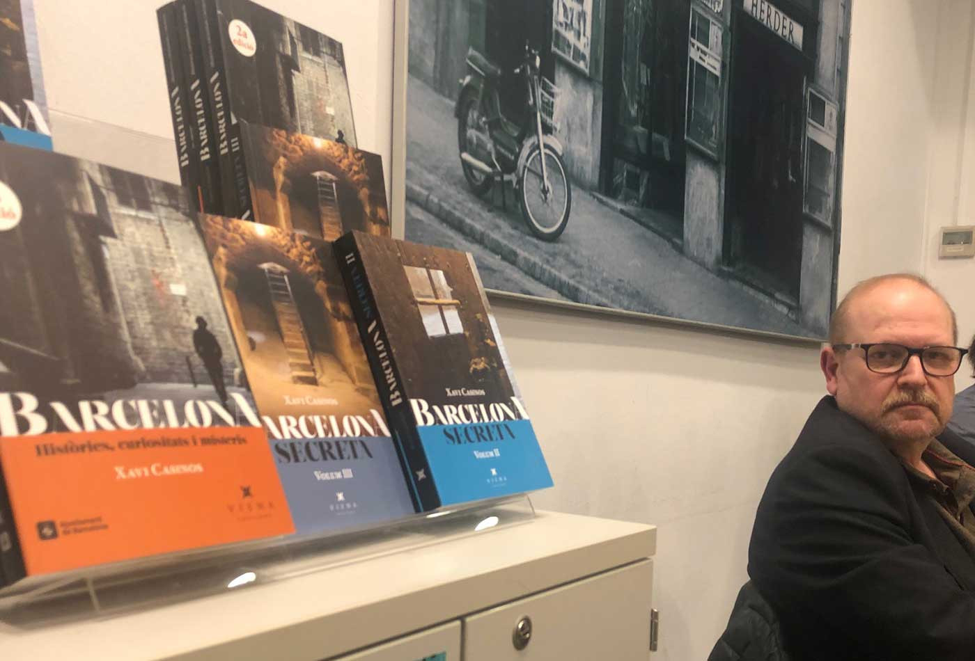 El periodista Xavi Casinos, en la presentación de su cuarto libro sobre Barcelona, en la librería Alibri / MA