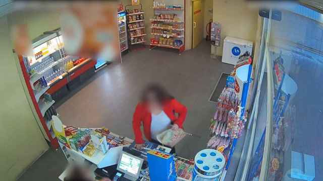 Una ladrona en un supermercado en una imagen de archivo / MOSSOS