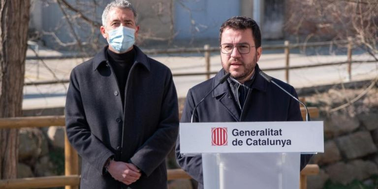 El presidente de la Generalitat, Pere Aragonès (d) y el 'conseller' de Educación, Josep González Cambray / EUROPA PRESS