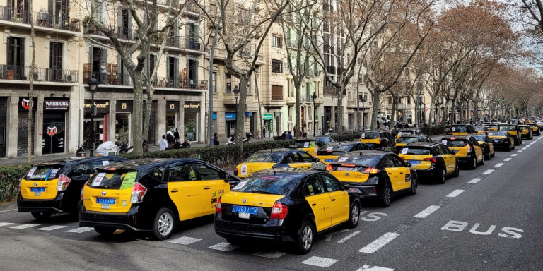 Centenar de taxis colapsando la Gran Via de Barcelona contra Uber / METRÓPOLI