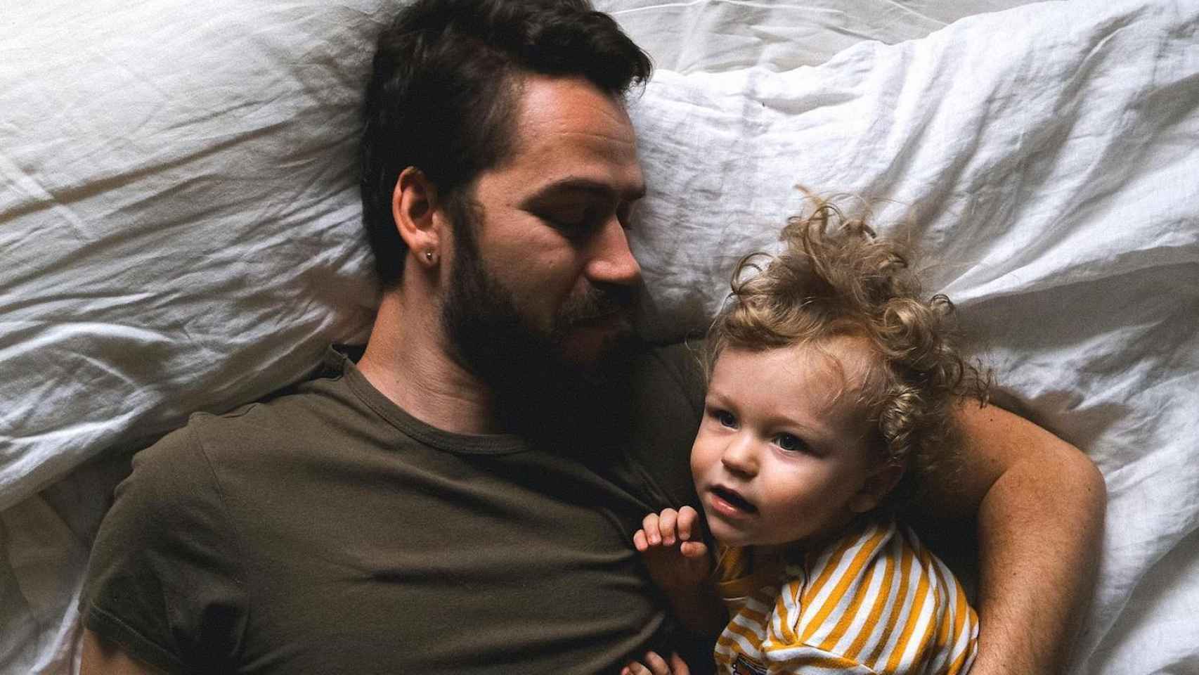 Un niño permanece despierto mientras su padre duerme: el insomnio infantil aprendido se origina por hábitos incorrectos  / PEXELS