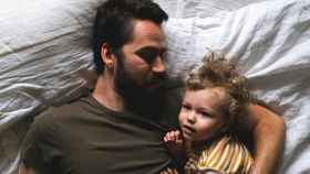 Un niño permanece despierto mientras su padre duerme: el insomnio infantil aprendido se origina por hábitos incorrectos  / PEXELS