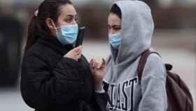 Dos personas cubiertas con una mascarilla en pleno invierno / EUROPA PRESS