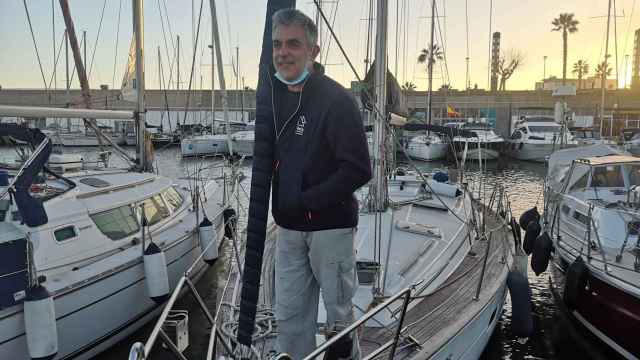 Gonzalo Ferrer, apoyado en el mástil de su embarcación en el Port Olímpic este jueves / GUILLEM ANDRÉS