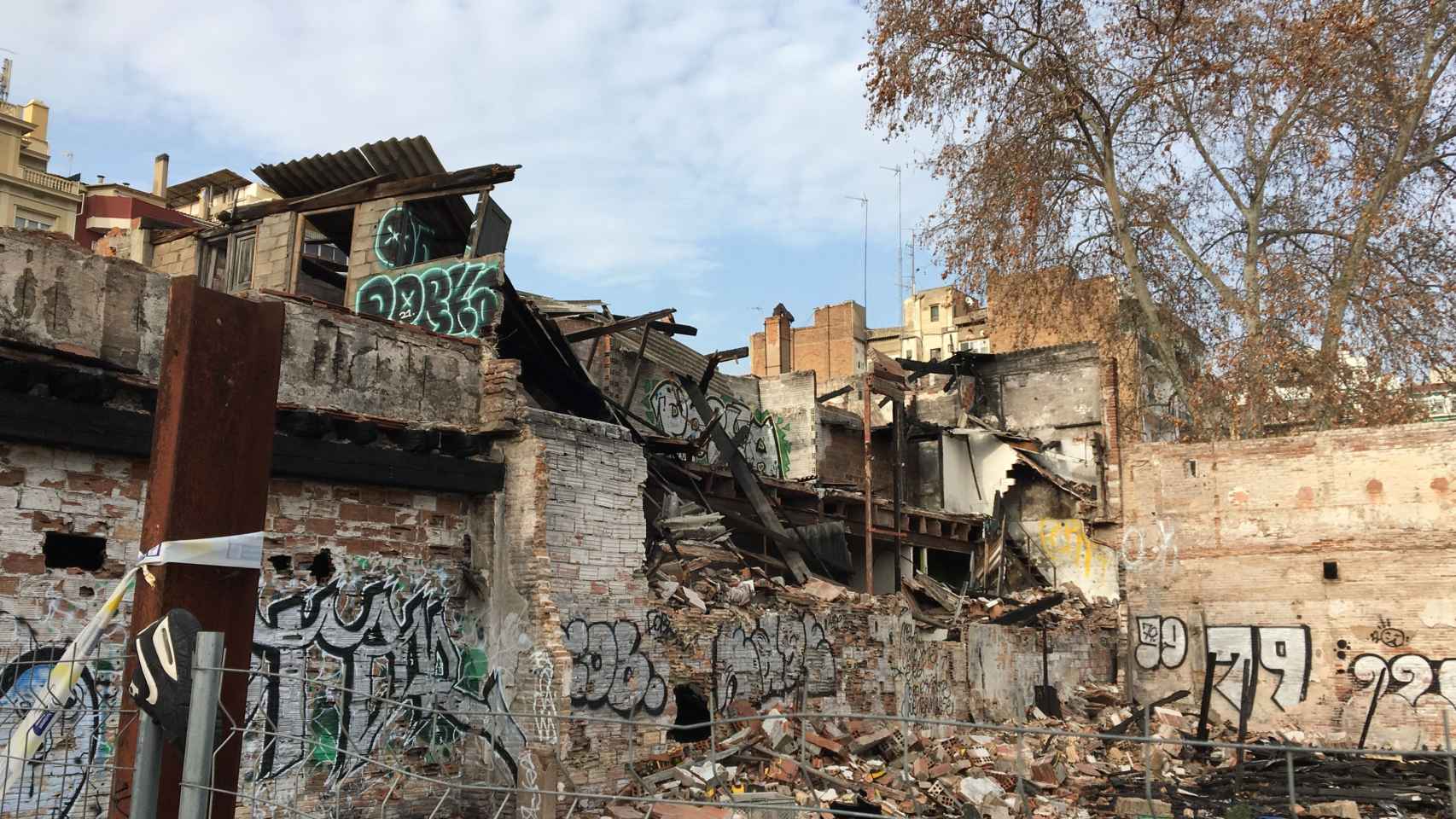 Construcción con amianto destrozada junto a los centros educativos de Glòries / METRÓPOLI - RP