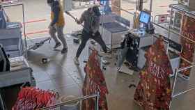 Imagen de uno de los asaltos a una tienda informática y de material audiovisual / MOSSOS D'ESQUADRA