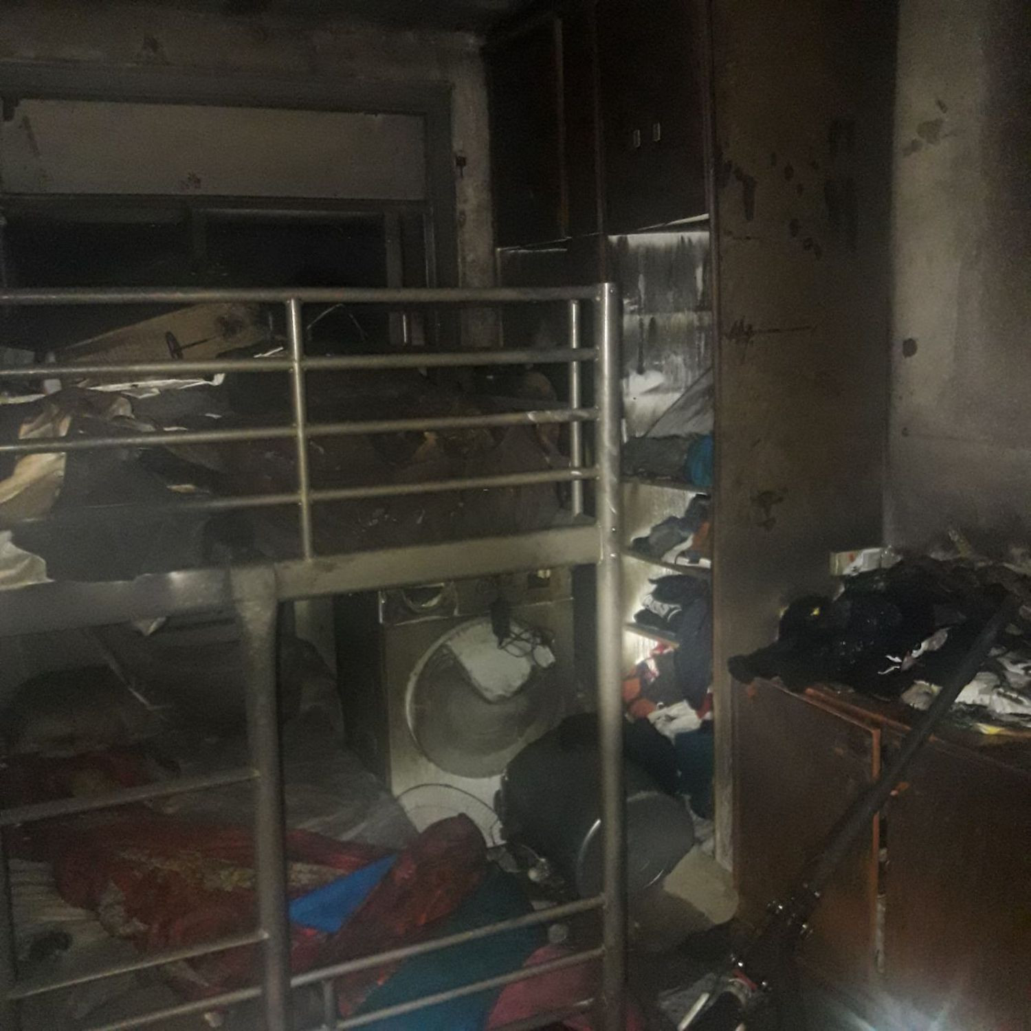 Así ha quedado una de las estancias del piso incendiado esta madrugada en Les Roquetes / BOMBERS DE BARCELONA