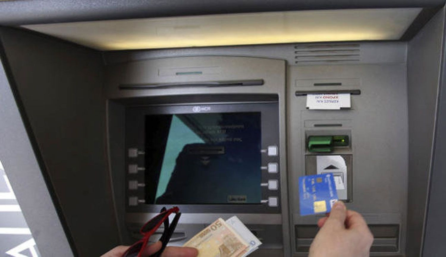Un cliente saca dinero de un cajero automático en el banco / EFE