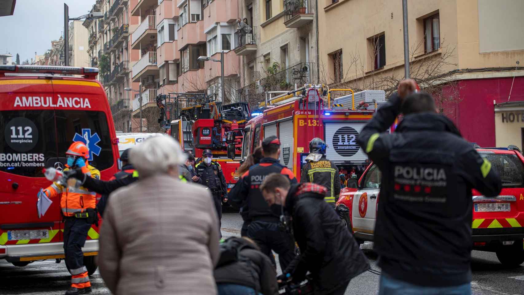 Sanitarios y policías a la entrada del Hotel Coronado de Nou de la Rambla de Barcelona / EUROPA PRESS