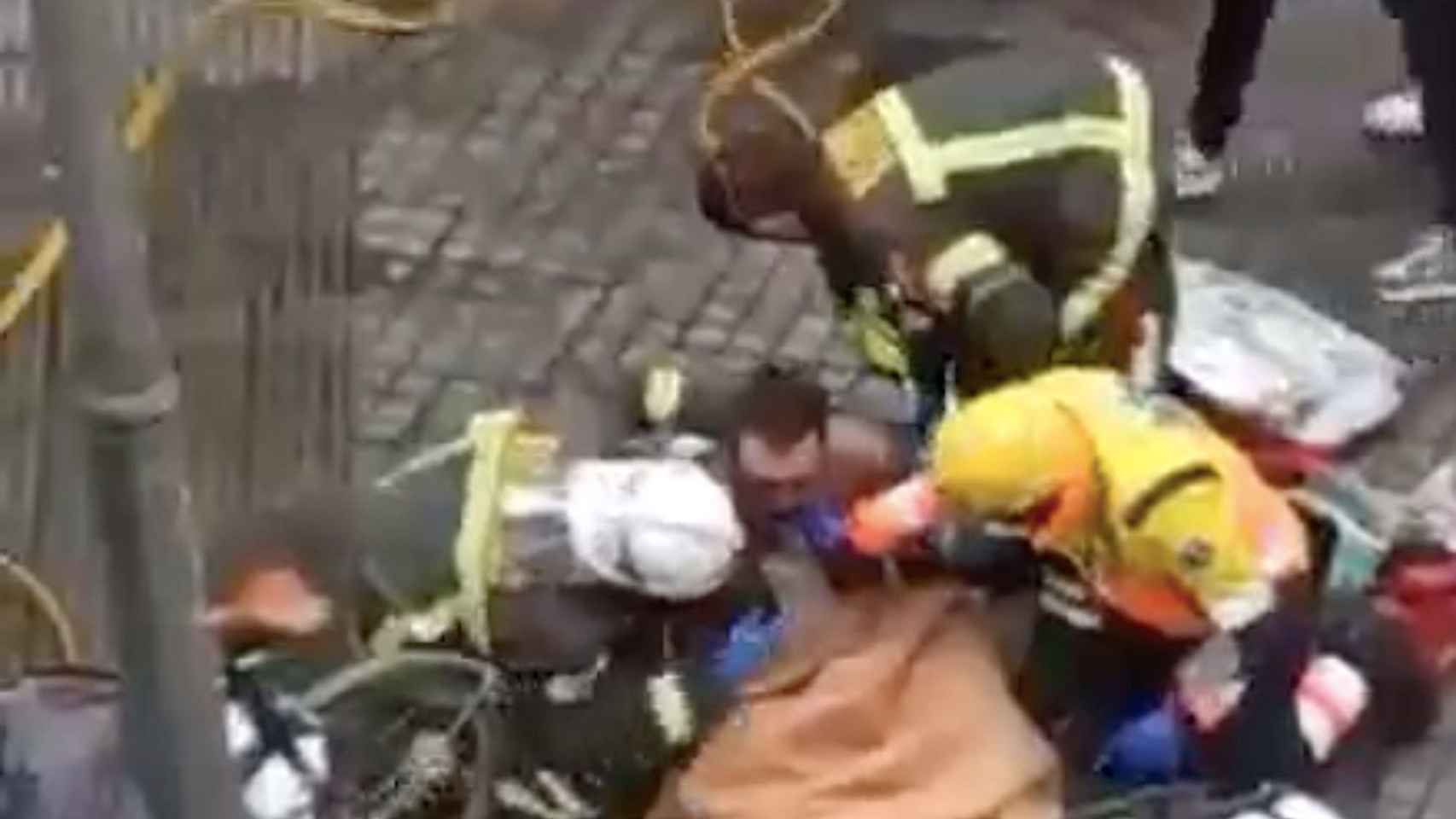 Los servicios de emergencia atienden a un huésped que saltó por la ventana del hotel Coronado de Barcelona / CEDIDA