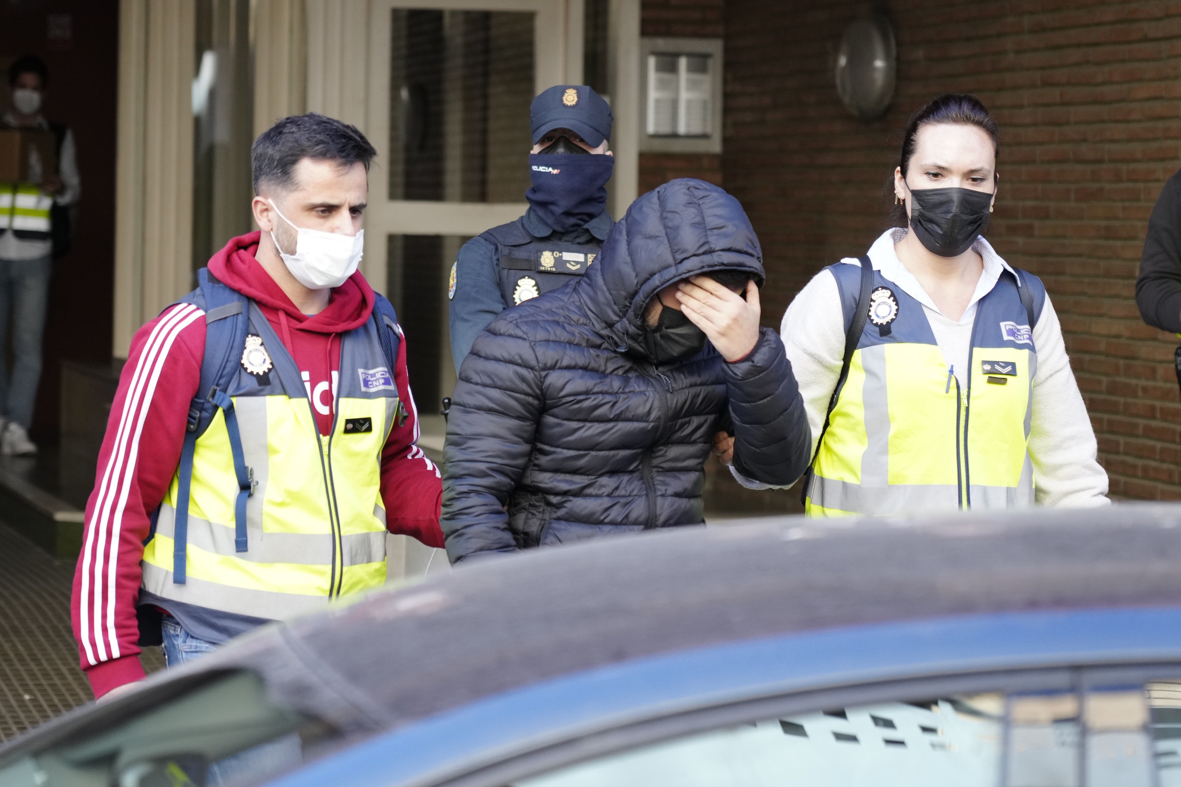 Dos agentes de la Policía Nacional se llevan detenido a un empleado del Ayuntamiento de Cornellà / EFE