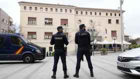 Agentes de la Policía Nacional enfrente del Ayuntamiento de Cornellà de Llobregat / EFE