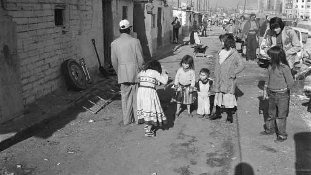 Una de las calles entre barracas de la Perona / ESTEVE LUCERÓN - AFB