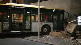 El autobús que se ha empotrado en la fachada de una casa en Montgat / BOMBEROS