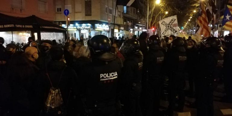 Los Mossos d'Esquadra expulsan a los manifestantes de la Meridiana / PP BARCELONA