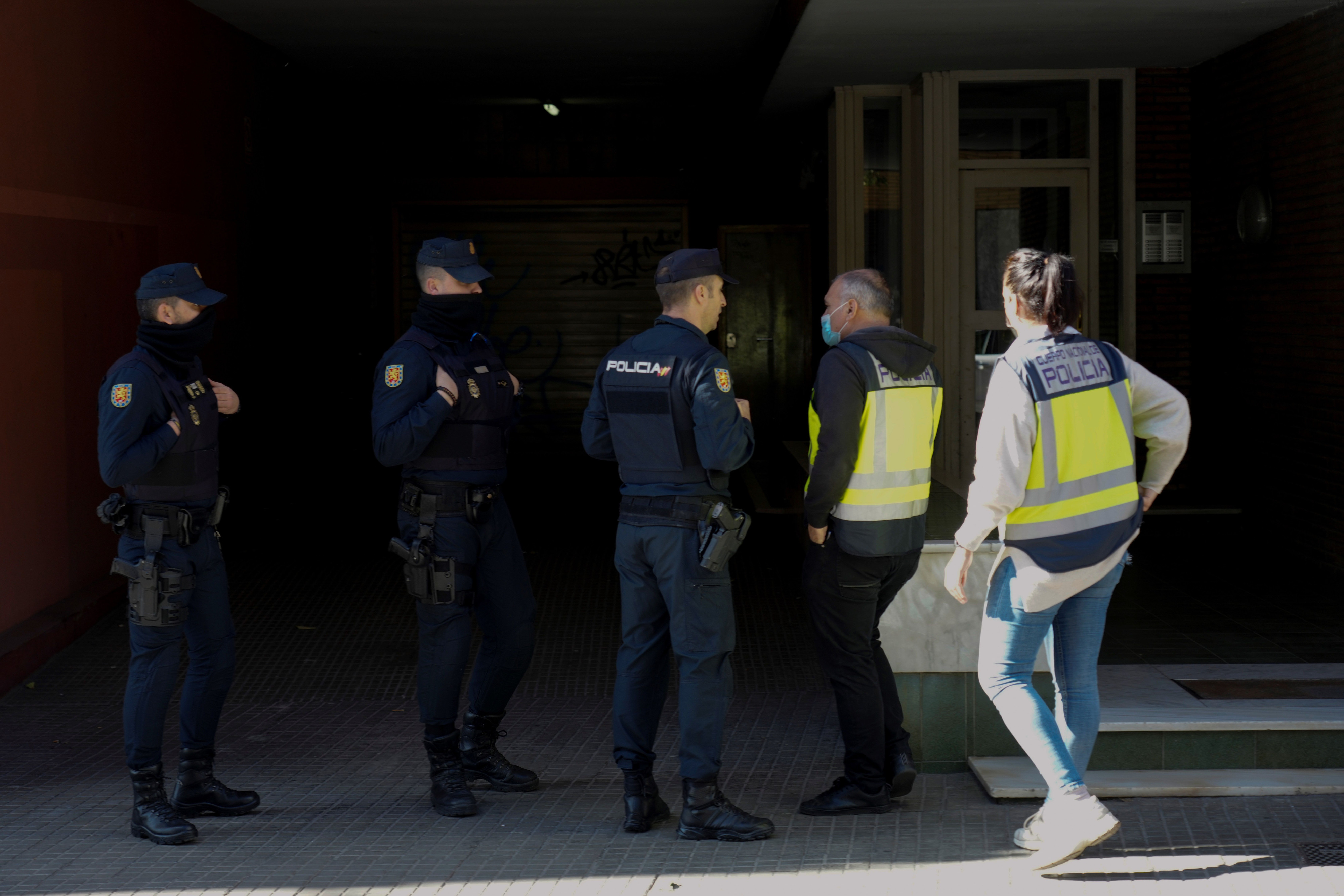La Policía Nacional registra las dependencias del Ayuntamiento de Cornellà este lunes / EFE