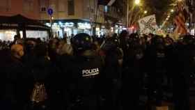 Los Mossos d'Esquadra expulsan a los manifestantes de la Meridiana / PP BARCELONA