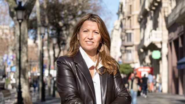 Eva Parera en el paseo de Gràcia / METRÓPOLI - LUIS MIGUEL AÑÓN