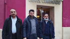 Khalid Mehmood, Tanzee Haider y Amir Masood, fotografíados enfrente del Hotel Coronado devorado por un incendio / GUILLEM ANDRÉS