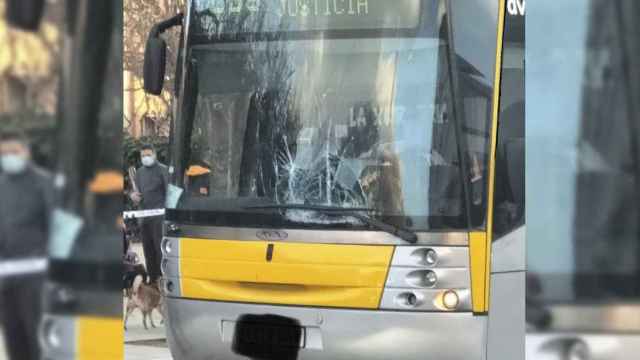 Autobús con la luna rota tras el atropello de un menor en patinete en Viladecans / RRSS