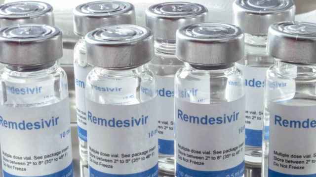 Botes de medicamento Remdesivir (Veklury), que actúa contra las variantes del covid / VEKLURY
