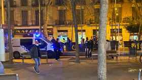 Agentes de la Guardia Urbana en la ronda de Sant Antoni / PLATAFORMA D'AFECTATS PER LA LLOSA DE SANT ANTONI