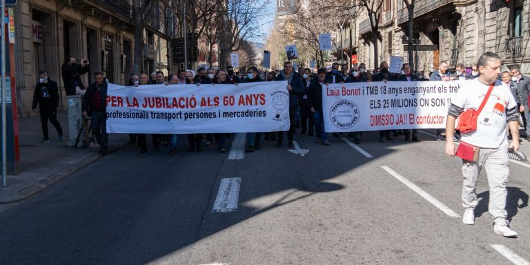 Manifestación a su paso por la calle Pau Claris / LUIS MIGUEL AÑÓN (MA)