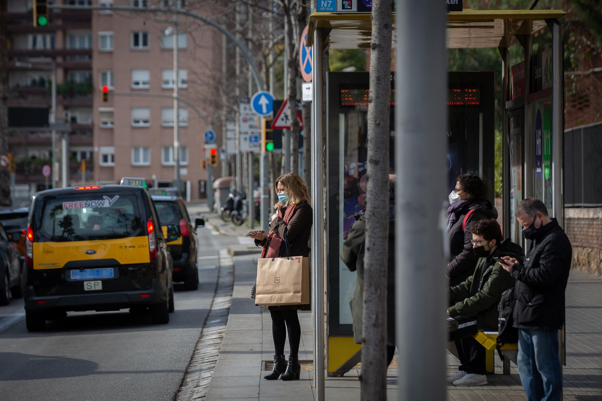 Varias personas esperan en una parada de bus durante una huelga de buses en Barcelona / EUROPA PRESS