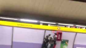 Captura de pantalla de la salvaje pelea en la L5 del metro de Barcelona / BCNLEGENDS