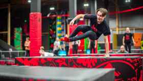 Un joven saltándo en uno de los parques de actividades 'indoor' Jump Yard / JUMP YARD