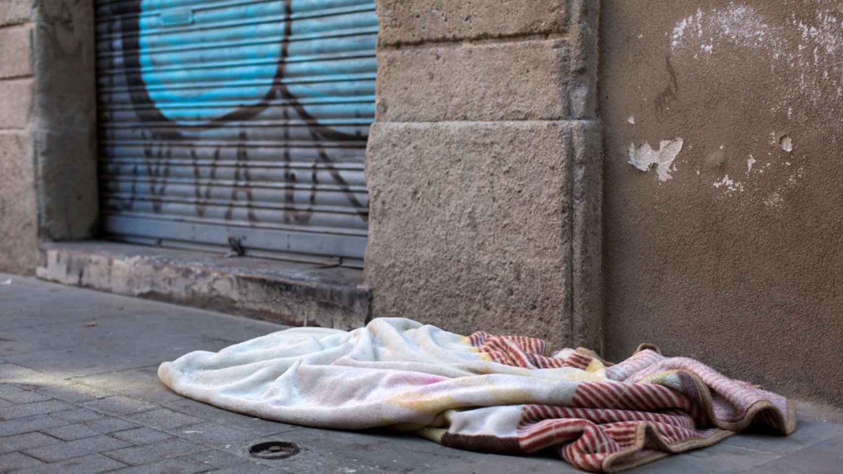 Una manta de una persona sin hogar en Barcelona / FUNDACIÓ ARRELS