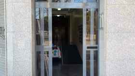 Una portería de Sant Adrià sin la puerta de entrada / FACEBOOK