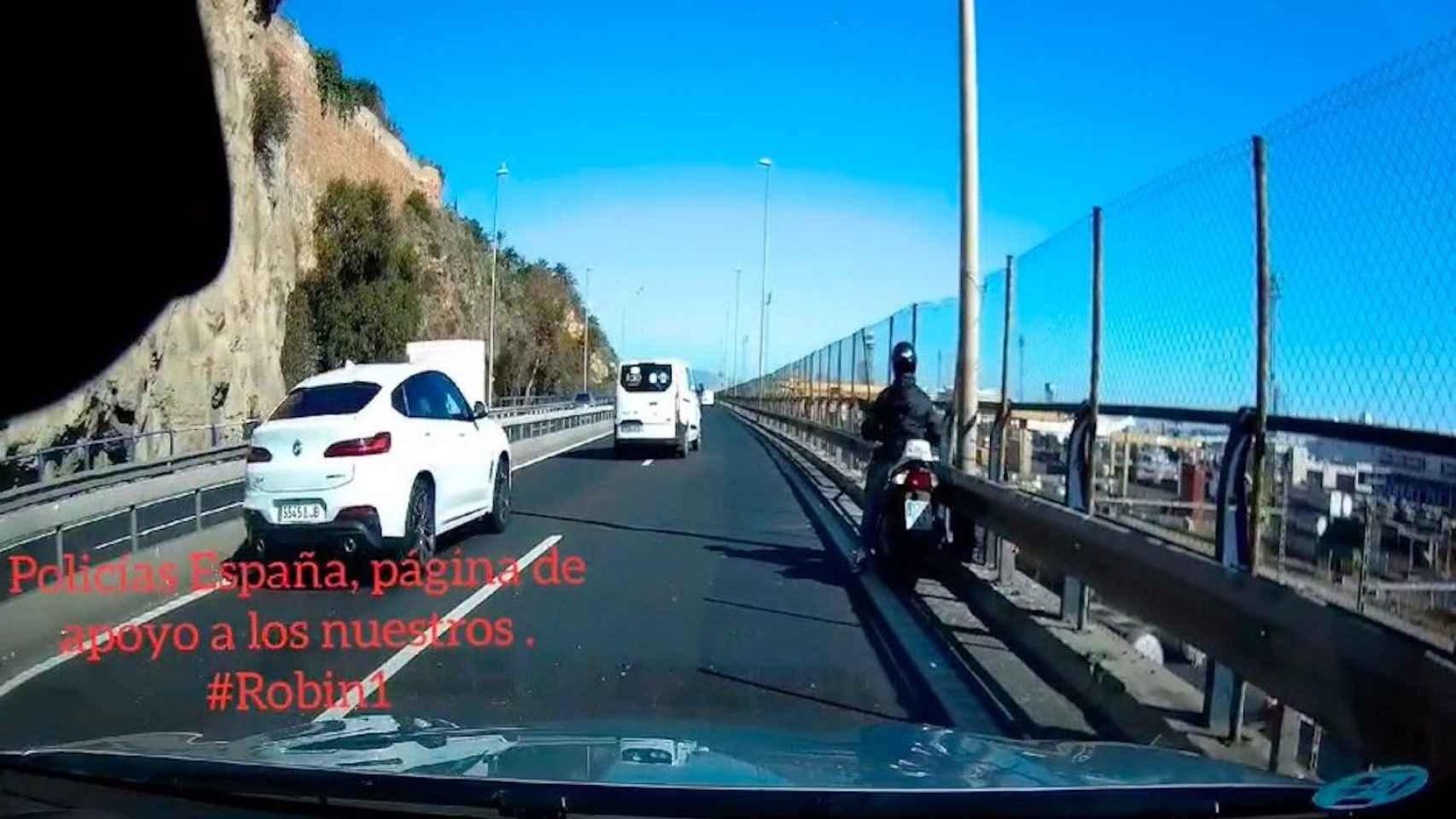 Un motorista en apuros en la ronda Litoral / POLICÍAS ESPAÑA