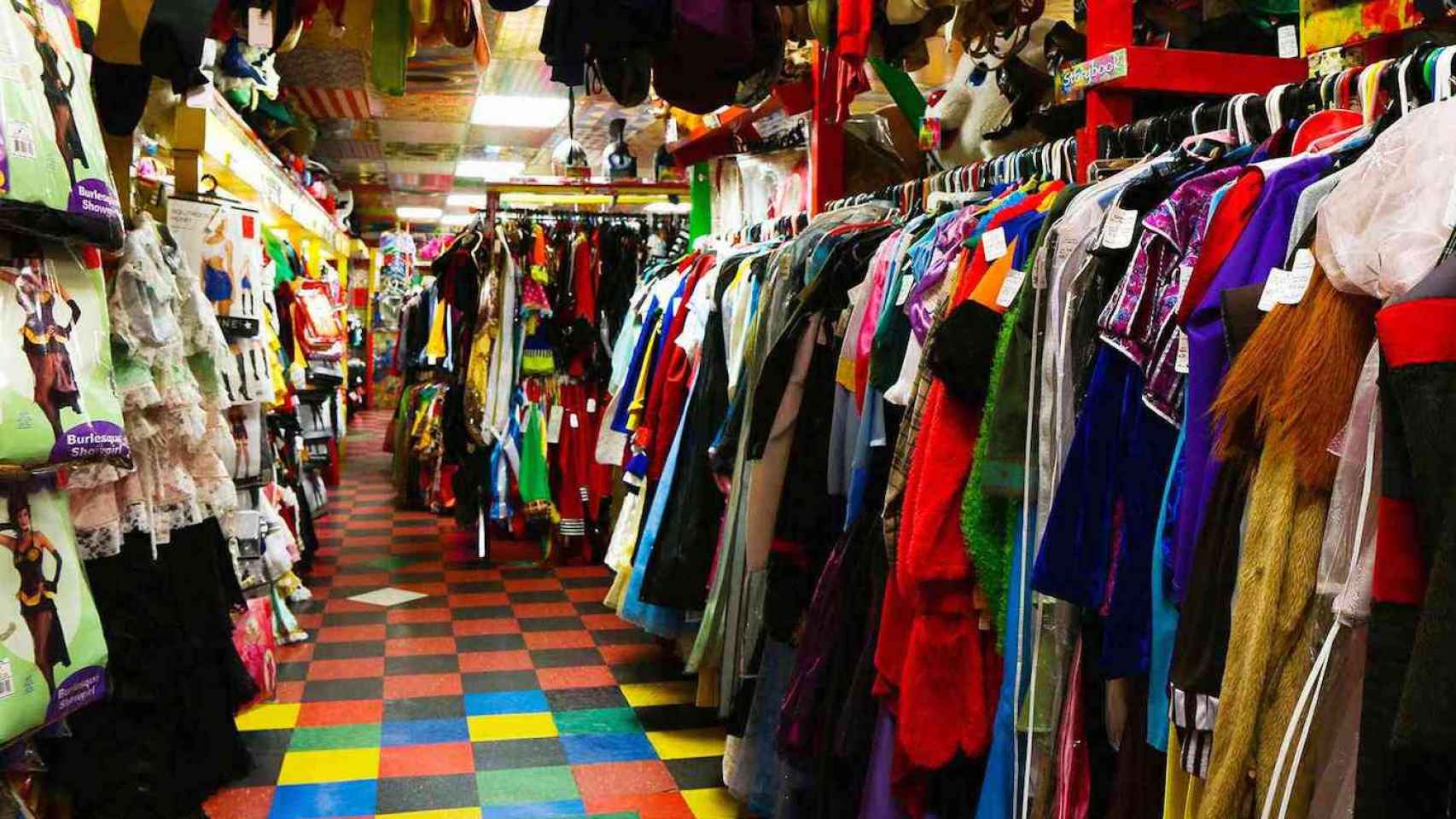 Una de las tiendas de disfraces en una imagen de recurso / ARCHIVO